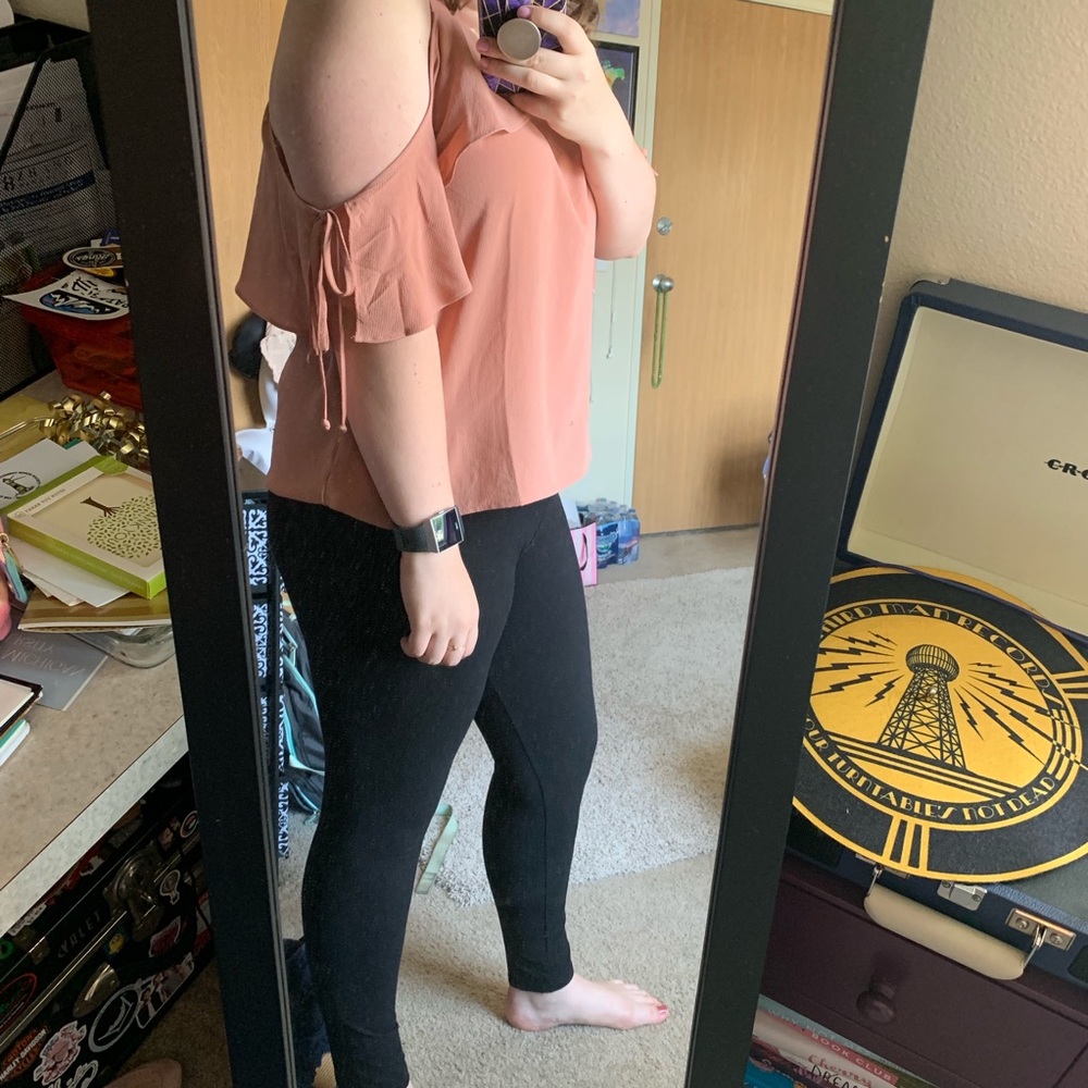 🌟2/$10🌟 F21 Cold Shoulder Ruffle Sleeve Blouse